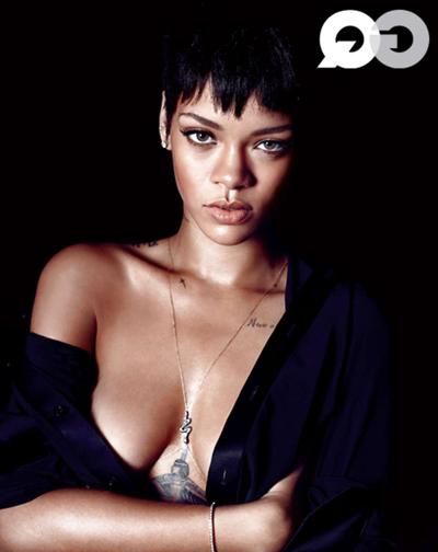10P Rihanna posa totalmente nua e mostra os mamilos duros