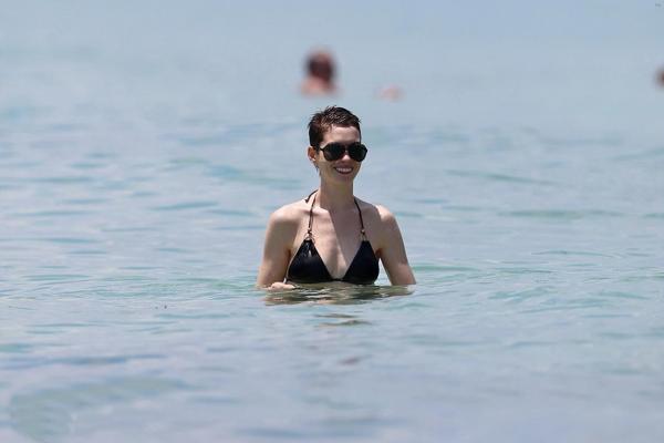 10P Anne Hathaway wearing wet black bikini at the Setai hotel pool in Miami