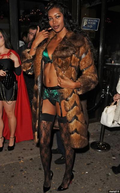 9P Jessica White llegó en ropa interior, medias y alas para presentar una maruca de Halloween