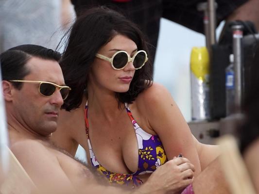 10P Jessica Pare showing off her hot body in a skimpy colorful bikini on the set of 