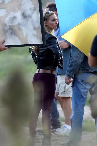 10P Natalie Portman showing huge cleavage on the set of a Terrence Malick film in Au