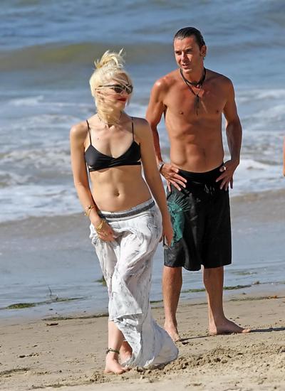 8P Gwen Stefani shows off her hot body wearing black bikini top and see-through ski