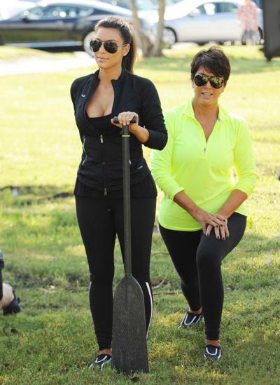 10P Kim Kardashian mostrando enorme escote bajo la blusa en el Dragon Boat Festiva de Miami
