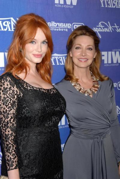 10P Christina Hendricks zeigt ihr Dekolleté in einem schwarzen Spitzenkleid bei Variety Pre-EMM