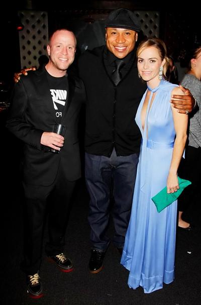 10P Taryn Manning braless showing her boobs in a blue low cut maxi dress at CBS 2012