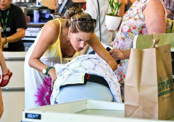 10P Alessandra Ambrosio downblouse nip slip en faisant du shopping à West Hollywood