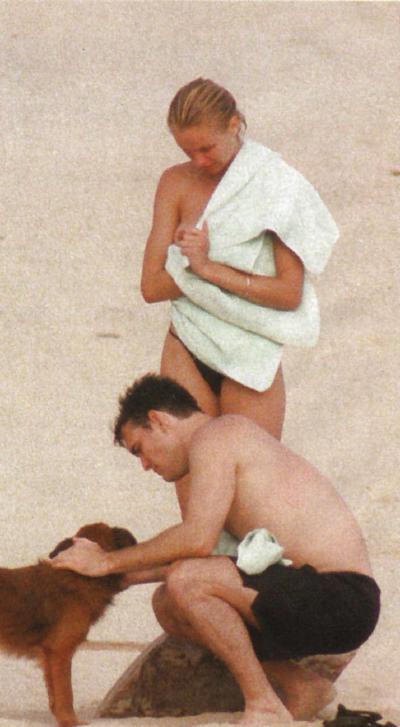 10P Cameron Diaz expose ses jolis petits seins tout en profitant avec son petit ami sur la plage
