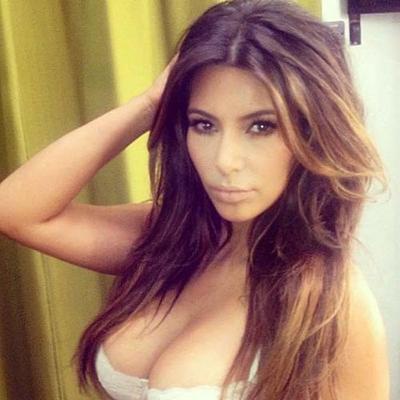 10P Kim Kardashian expose son corps sexy et ses énormes seins en soutien-gorge