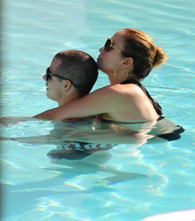 10P Jennifer Lopez wearing sexy black bikini at a hotel pool in Miami
