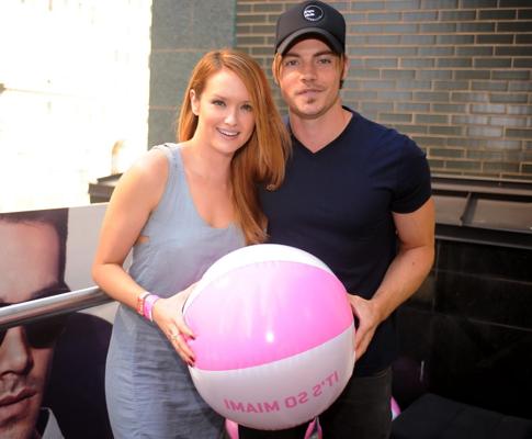 10P Kaylee Defer de piernas largas mostrando sus pokies en el Hard Rock Hotel de Chicago