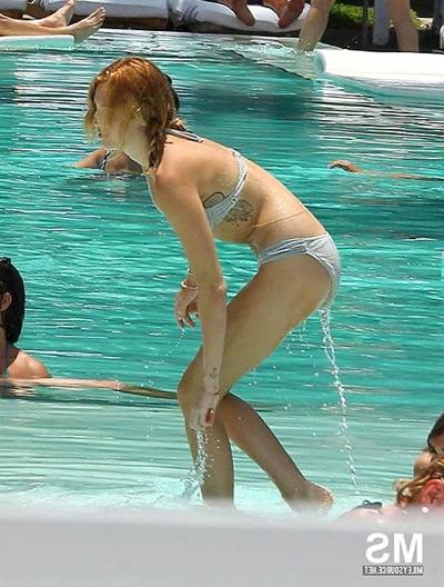 10P Miley Cyrus exposing her totally nude body in bathtub