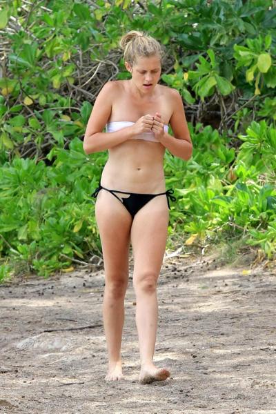 10P Teresa Palmer montre ses seins en bikini transparent mouillé à Hawaï.