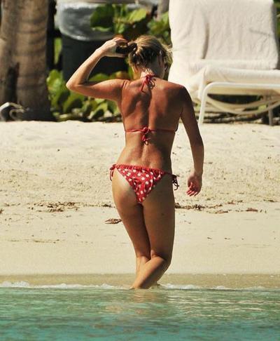 16P Amanda Holden body shows her tits and ass