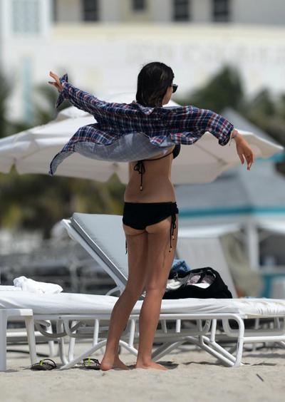 10P Jessica Gomes shows her juicy ass wearing skimpy black bikini at the beach in Mi