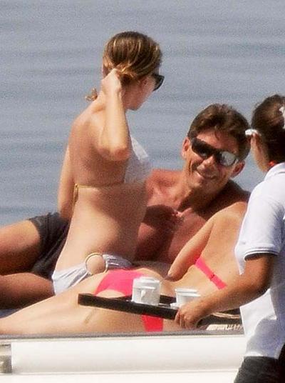 10P Scarlett Johansson nipple slip and bikini paparazzi photos