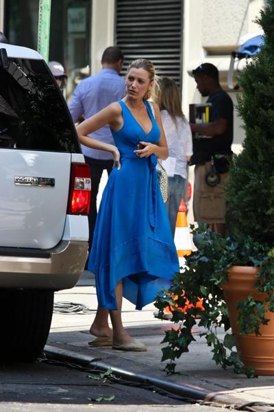 10P Blake Lively mostrando gran escote con maxi vestido azul en el set de Gossip G