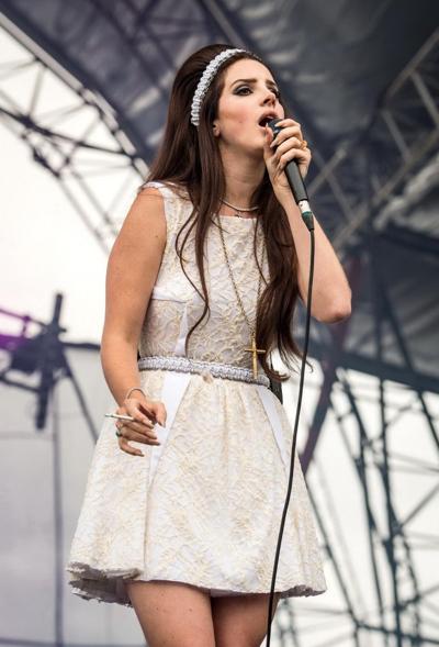 10P Lana Del Rey mostrando sus bragas mientras actúa en el Eurockeennes Music Festiva