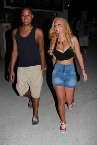 10P Tulisa Contostavlos peituda usando um top decotado do lado de fora do Ocean Club em Ibiza