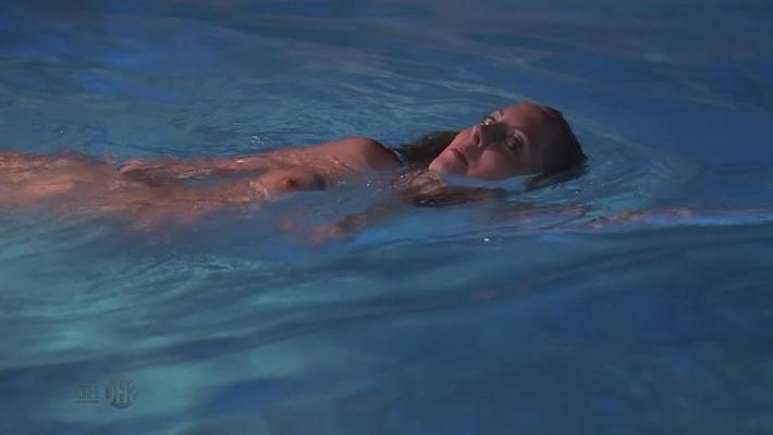 10P Eva Amurri luciendo su ardiente cuerpo en bikini en la playa de Hawaii en topless