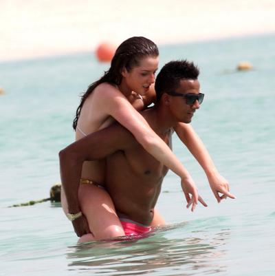10P Helen Flanagan, vollbusig im Bikini, knutscht mit ihrem Freund an einem Strand in Duba