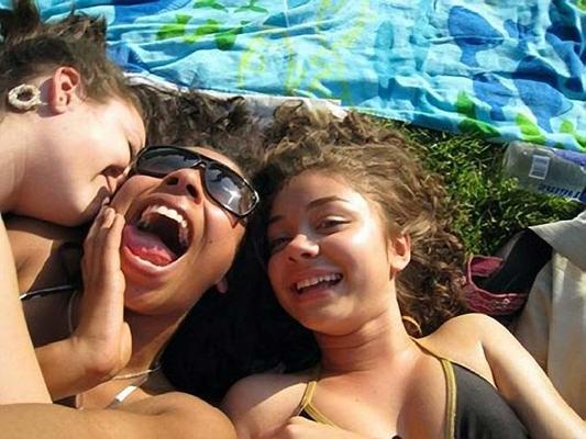 10P Sarah Hyland sieht auf privaten Fotos sehr heiß und sexy aus