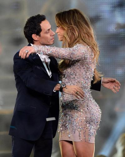 10P Jennifer Lopez exhibe ses fesses dans une tenue transparente et moulante sur scène dans Pan