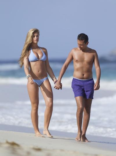 10P The British queen of beauty Amy Willerton showing off her burned boobs and juicy