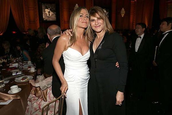 10P Jennifer Aniston entblößt bei einer Veranstaltung ihr großes Altmädchen-Dekolleté