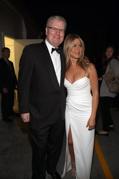 10P Jennifer Aniston showing huge cleavage at AFI Life Achievement Award Honoring Sh