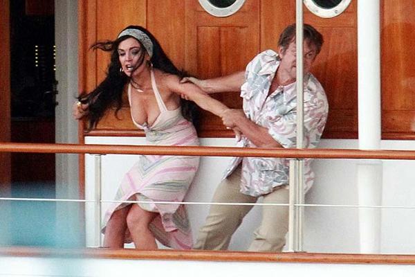 10P Lindsay Lohan, seins nus et seins énormes, photos paparazzi