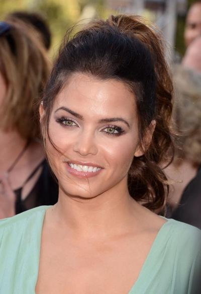 10P Jenna Dewan ist vollbusig, ohne BH und trägt einen weit geöffneten Hemd-Minirock bei MTV Movie Aw