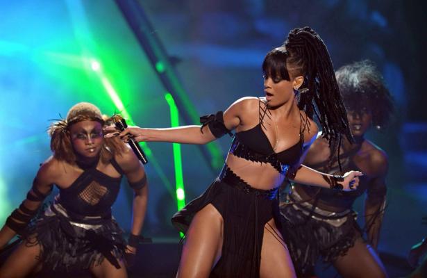 9P Rihanna looking hot in skmpy black outfit at the 'American Idol' session 11 Gran