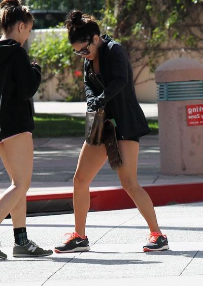 10P Vanessa Hudgens usa roupa esportiva sexy e legging