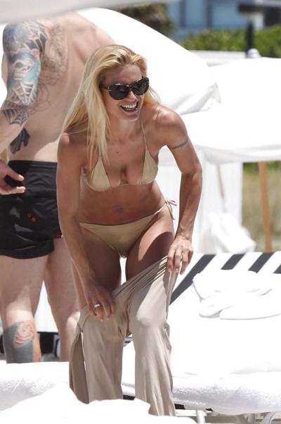 10P Michelle Hunziker playing and look hot in skimpy bikini