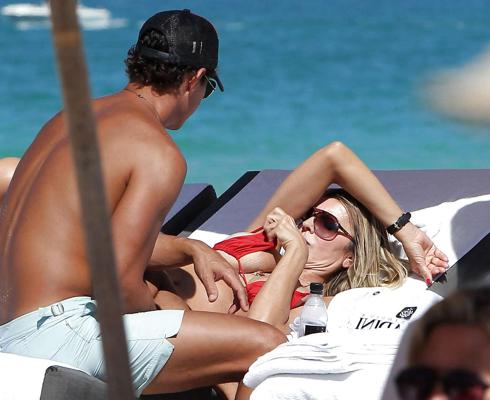 10P Rita Rusic exposant ses gros seins sur la plage, oups photos paparazzi