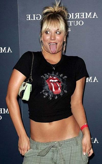 10P Kaley Cuoco showing sexy body in blue bikini on pool