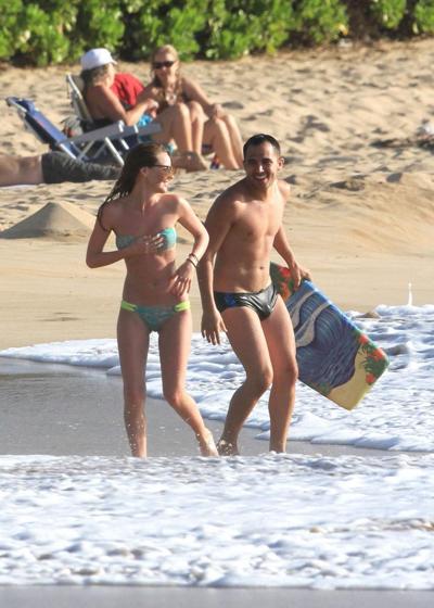 9P Samantha Droke shows cameltoe wearing a bikini on a Hawaiian beach