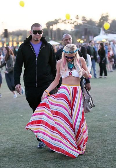 10P Пэрис Хилтон в юбке-бикини на музыкальном фестивале Coachella