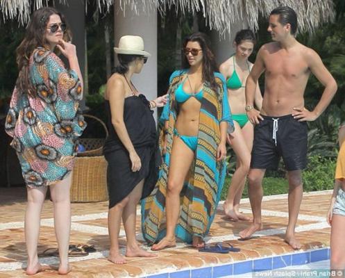 16P Kim Kardashian showing her busty and booty body in bikini on a vacation in La Ro