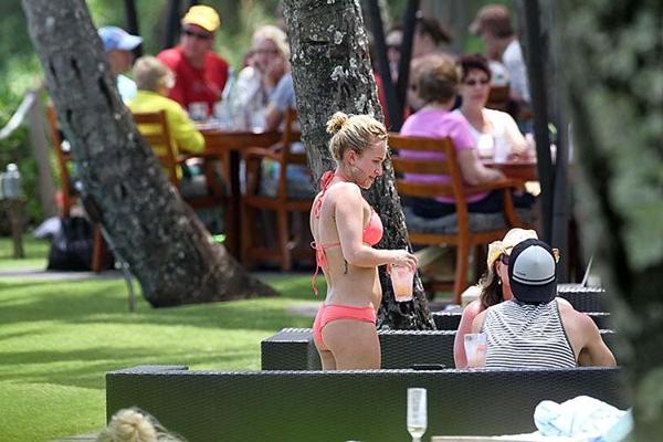 16P Hayden Panettiere exposing sexy body and hot ass in bikini