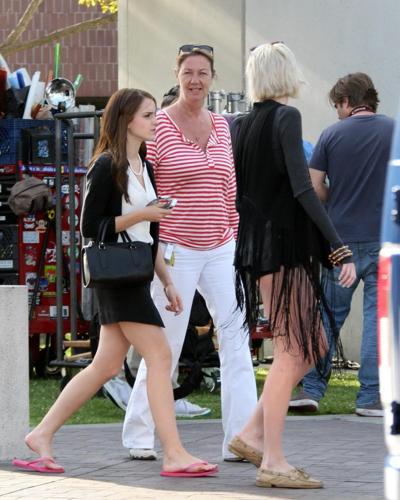16P Emma Watson aux longues jambes portant une mini-jupe sur le tournage de "The Bling Ring" à Los Angeles