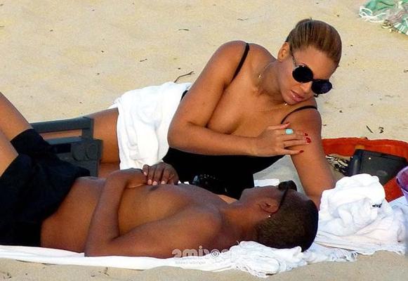 16P Beyoncé Knowles entblößt ihren sexy Körper im Badeanzug am Strand