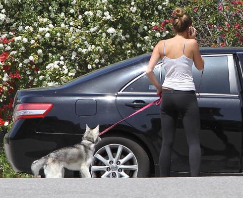 16P Miley Cyrus se deja ver hasta el sostén mientras corre con su perro en Toluca Lake