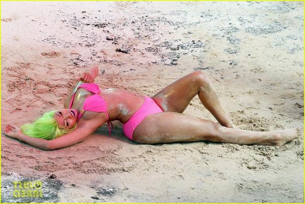 16P Nicki Minaj looks hot wearing a bikini on set of music video in Hawaii