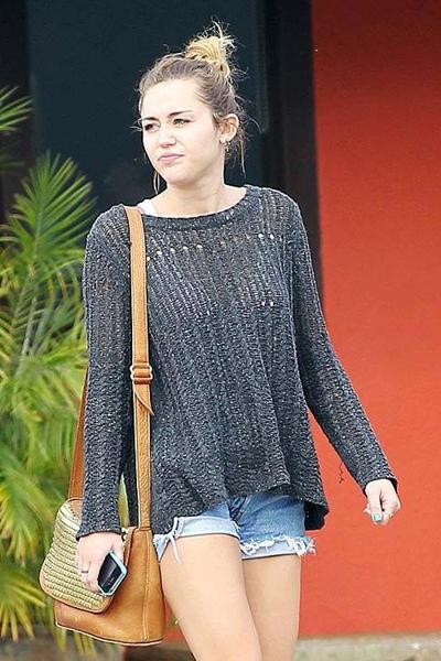 16P Miley Cyrus entblößt ihren sexy Körper und ihre heißen Beine in einem durchsichtigen Kleid