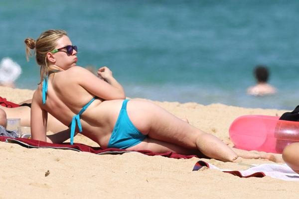 16P Scarlett Johansson busty wearing sky blue bikini on a Hawaiian beach