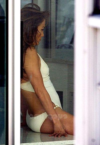 16P Jennifer Lopez posando de maiô e mostrando o cuzinho lindo