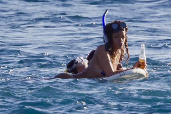 16P Rihanna in bikini showing ass  snorkeling near a Hawaiian beach