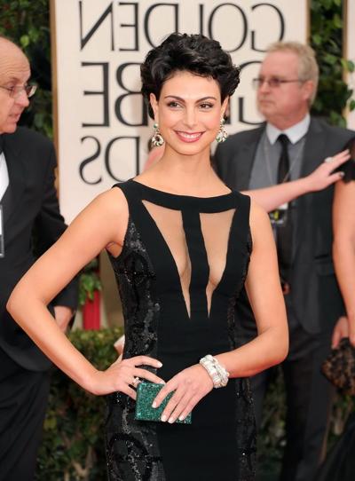 16P Morena Baccarin trägt bei den Golden Globes 2012 ein sexy schwarzes Kleid ohne BH