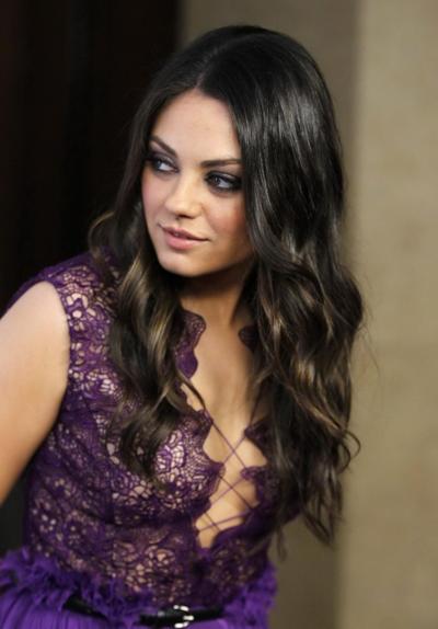 16P Mila Kunis, sans soutien-gorge, porte une robe violette sexy lors de l'événement St. Jude à Los Angeles.